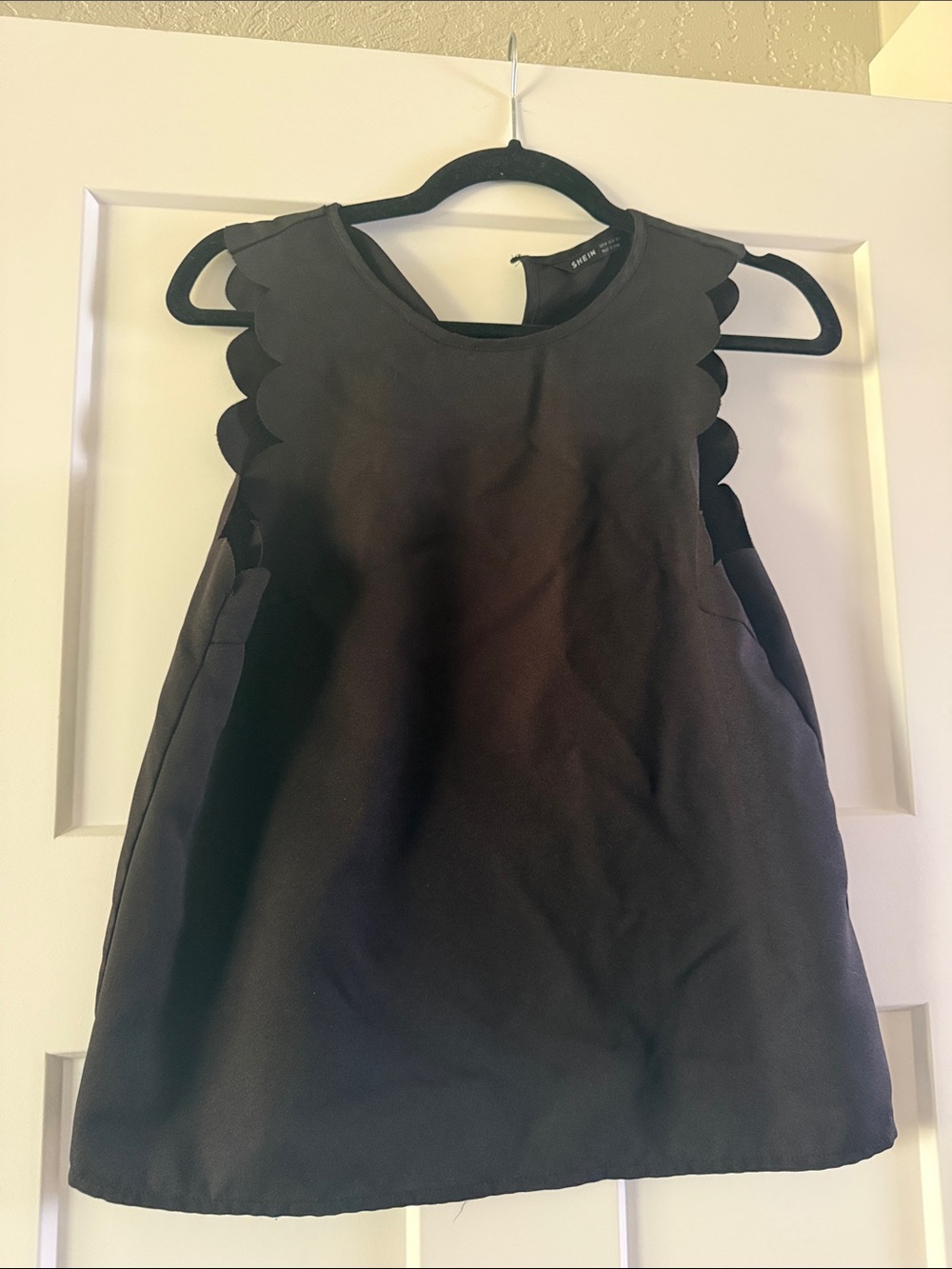 SHEIN Black Scalloped-Edge Sleeveless Tank